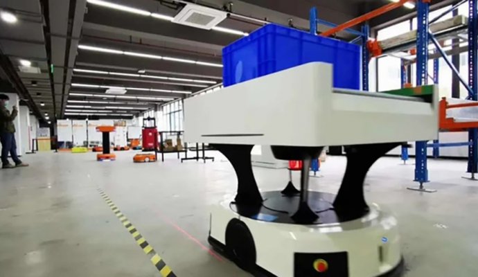 重构物流生产力：揭秘鲁渝能源大功率AGV无线充电如何提升工厂OEE